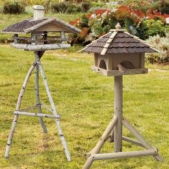 Vogelhaus Mit Ständer, Höhe 105 Cm, Aus Birkenholz Mit Reisigdach -Die grüne Ecke 0910101026 Vogelhaus Birke Reisigdach mit Staender H105cm CMYK 55275