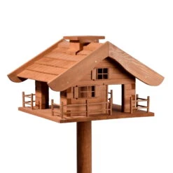 Vogelfutterhaus Almhütte Mit Liebevollen Details, Inkl. Ständer, FSC®, Ca. 56 X 46 X 35,5 Cm -Die grüne Ecke 0910101340 Vogelfutterhaus Almhuette inkl Staender FSC ca56x46x35 5cm 1 55393