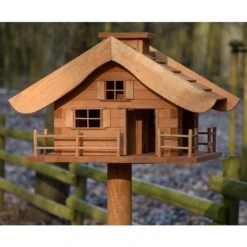 Vogelfutterhaus Almhütte Mit Liebevollen Details, Inkl. Ständer, FSC®, Ca. 56 X 46 X 35,5 Cm -Die grüne Ecke 0910101340 Vogelfutterhaus Almhuette inkl Staender FSCca56x46x35 5cm 5 60496