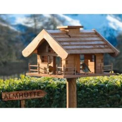 Vogelfutterhaus Almhütte Mit Liebevollen Details, Inkl. Ständer, FSC®, Ca. 56 X 46 X 35,5 Cm -Die grüne Ecke 0910101340 Vogelfutterhaus Almhuette inkl Staender FSCca56x46x35 5cm 7 60494