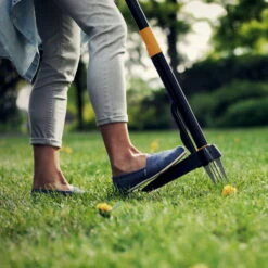 Fiskars Xact Unkrautstecher, Schwarz/orange, Länge 100 Cm -Die grüne Ecke 0920100957 Xact Unkrautstecher 10 105481