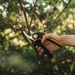 Fiskars Schere 'Xseries PowerGear', Schwarz/orange -Die grüne Ecke 0920300703 Xseries PowerGear Bypass Gartenschere M 2 106794