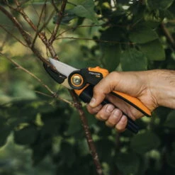 Fiskars Schere 'Xseries PowerGear', Schwarz/orange -Die grüne Ecke 0920300705 Xseries PowerGear Amboss Gartenschere 2 106796