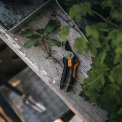 Fiskars Bypass-Schere 'Solid', Schwarz/orange -Die grüne Ecke 0920300708 Solid Bypass Gartenschere M 2 106804