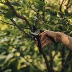 Fiskars Bypass-Schere 'Solid', Schwarz/orange -Die grüne Ecke 0920300708 Solid Bypass Gartenschere M 3 106803