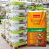 Plantavital Blumenerde, 2400l, 60 Sack á 40l -Die grüne Ecke 0960350005 Plantavital Blumenerde 40l Palette 60 St ganze Palette Hintergrund 87432