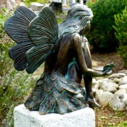 Rottenecker Fee Sitzend Mit Schmetterling, Bronze, 36 X 13 X 25 Cm 6 Rottenecker Fee Sitzend Mit Schmetterling, Bronze, 36 X 13 X 25 Cm -Die grüne Ecke 0980306258 Fee sitzend mit Schmetterling H36xB13xT25cm1 75581