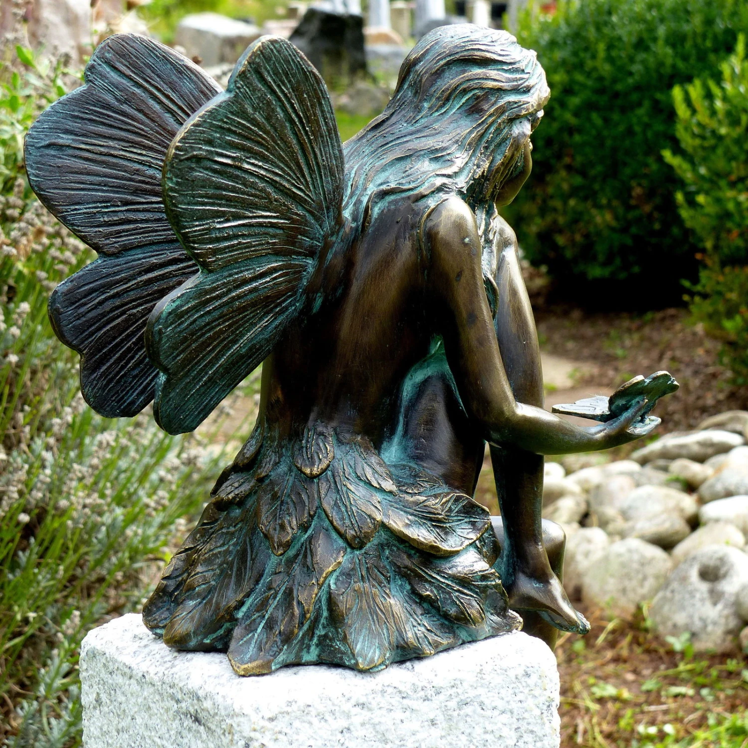 Rottenecker Fee Sitzend Mit Schmetterling, Bronze, 36 X 13 X 25 Cm 4 Rottenecker Fee Sitzend Mit Schmetterling, Bronze, 36 X 13 X 25 Cm – Bild 2