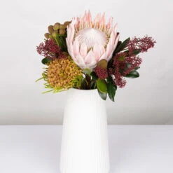 Blumenbund Protea King Mit Skimmie Und Kapgrün, Inkl. Gratis Grußkarte -Die grüne Ecke 1025700017 Strauss Protea King mit Skimmia 1 1 101676