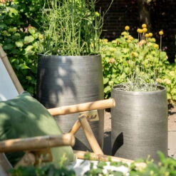 Pflanzgefäß 'Rowen', Silber, Ø 41 X H 72 Cm 17 Pflanzgefäß 'Rowen', Silber, Ø 41 X H 72 Cm -Die grüne Ecke 3210801635 3210801636 3210801637 3210801638 Pflanzgefaess Rowen silber 11 115028 1